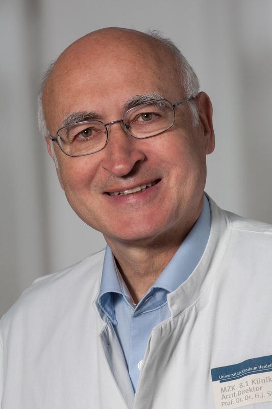 Professor Dr. Dr. Hans Jörg Staehle verabschiedet sich nach 31 Jahren als Ärztlicher Direktor der Poliklinik für Zahnerhaltungskunde am Universitätsklinikum Heidelberg in den Ruhestand
