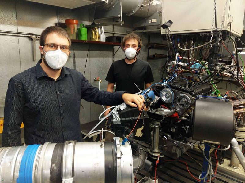Image 1: Research Assistants Konstantin Huber (left) and Felix Gackstatter (right) at the highly instrumented engine test bench at the company Spiess Motorenbau GmbH