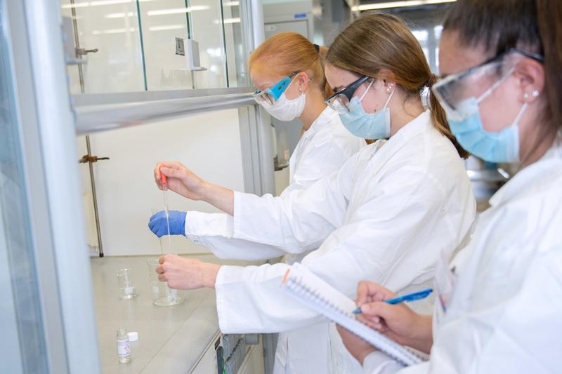 Schülerinnen experimentieren bei der ersten Intensivstudienwoche Chemie an der Uni Ulm 