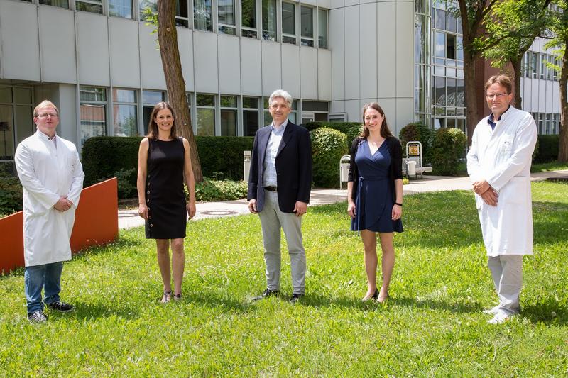 Prof. Dr. Tobias Pukrop (re.), Direktor des CCCO, und Prof. Dr. Philipp Beckhove (Mitte), Sprecher der Wissenschaftskommission des CCCO, freuen sich mit den Preisträgern: Dr. James Hutchinson (li.), Dr. Melanie Werner-Klein (2.v.li.) und Andrea Weber.