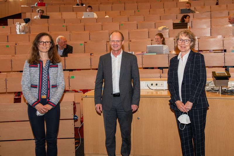 Prof. Aurelia Peraud (links) wurde zur Gleichstellungsbeauftragten gewählt. Uni-Präsident Prof. Michael Weber gratulierte und bedankte sich bei der Vorgängerin, Prof. Susanne Biundo-Stephan (rechts)