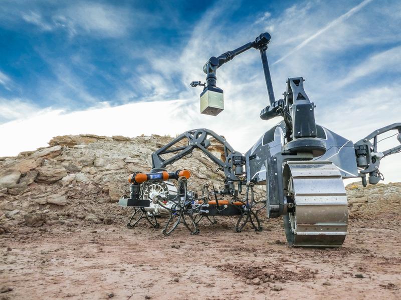 The robots SherpaTT and Coyote III during terretrial analog tests in Utah. The systems are equipped with standardized electromechanical interfaces that enable the docking of additional function modules, e.g. manipulators or sensor units.
