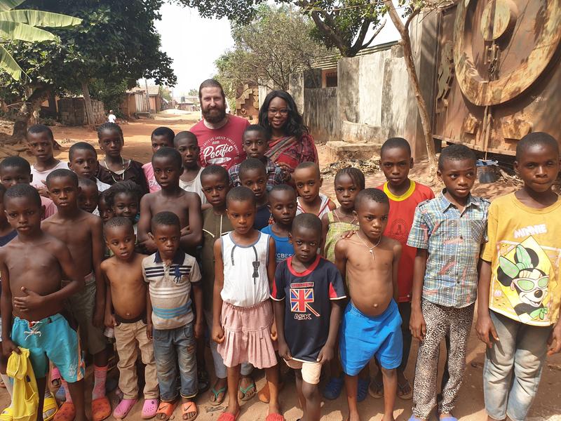 Chisom Nwabufo und ihr Mann mit Straßenkindern in Nigeria