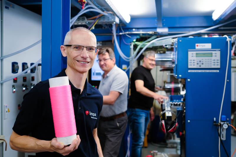 Das Team von Rudolf Hufenus ist weltweit führend bei der Herstellung flüssig gefüllter Fasern.