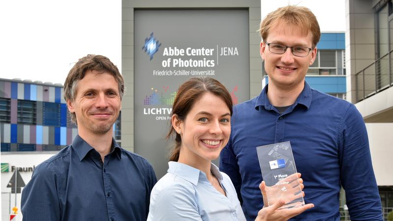 Dr. Falk Eilenberger (l.), Kim Lammers (m.) und Dr. Tobias Vogl (r.) sind Teil des Gewinnerteams.