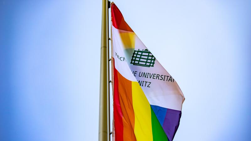 Anlässlich des Chemnitzer Christopher Street Days (CSD) am 31. Juli 2021 werden an der TU Chemnitz an allen elf Fahnenmasten die Regenbogenflagge gehisst.