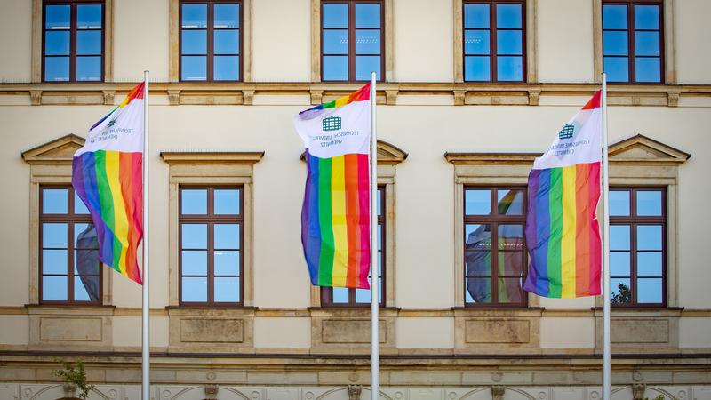 Am „Christopher Street Day Chemnitz 2021“ hisst die TU Chemnitz an all ihren Fahnenmasten die Regenbogenflagge und setzt somit erneut ein Zeichen für Toleranz, Vielfalt und Weltoffenheit.