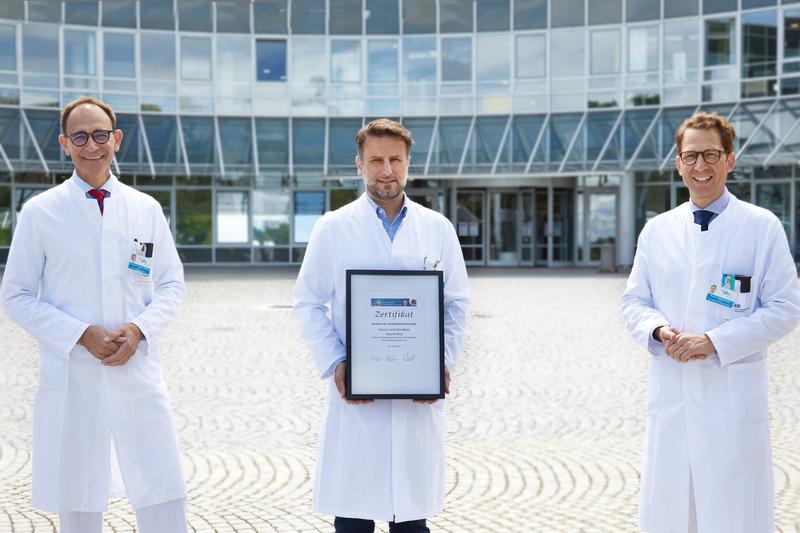 Federführend für das Zentrum für Schädelbasischirurgie verantwortlich (v.li.): Prof. Torsten E. Reichert (MKG), Prof. Nils Ole Schmidt (Neurochirurgie) und Prof. Christopher Bohr (HNO)