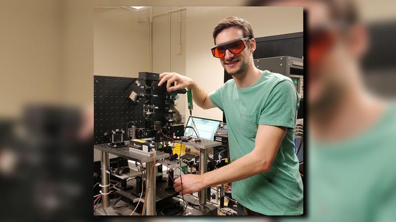 Dr. Jonas Zehner at the MOKE-setup for magneto-ionic measurements at the MIT. 