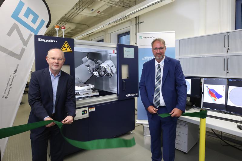 Dr. Michael Hippler (right), President of Rigaku Europe SE and Prof. Dr. Martin März, Head of Fraunhofer IISB during unveiling the new X-ray topography tool