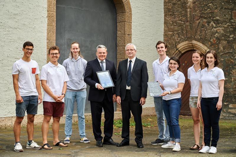 Zusammen mit PD Dr. Dr. Michael Kiehntopf vom UKJ-Förderverein (4. v.li.) zeichnen Medizinstudierende Prof. Dr. Frank Schmidl (5. v. li.) mit dem Janus-Cornarius-Lehrpreis 2021 aus 