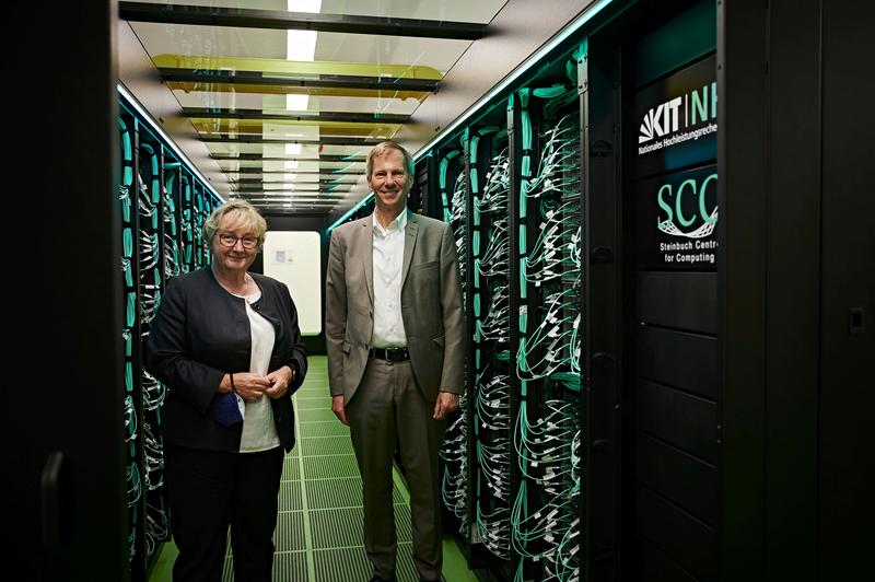Ministerin Theresia Bauer und Vizepräsident Oliver Kraft bei der Einweihung des Supercomputers HoreKa am KIT. (Foto: Riccardo Prevete, KIT).