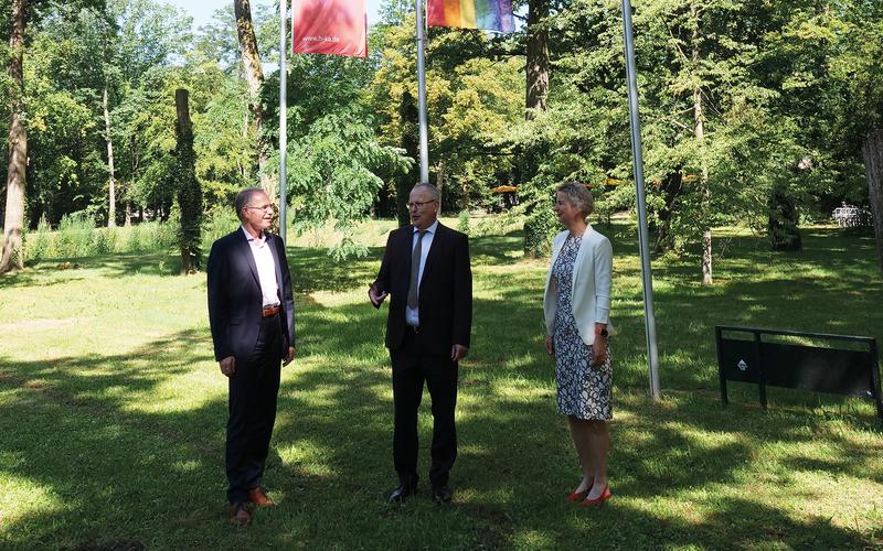 Die Vorsitzende des Hochschulrats Univ.-Prof. Dr. Marion Weissenberger-Eibl und der Vorsitzende des Senats Rektor Prof. Dr. Frank Artinger (l.) gratulieren Norbert Reichert zu seiner Wahl 