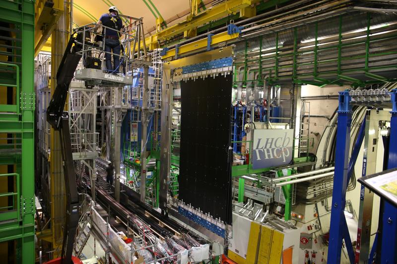 Der neue Detektor am LHCb-Experiment – schwarzer Block – wurde von Physiker*innen der TU Dortmund mitentwickelt und gebaut.