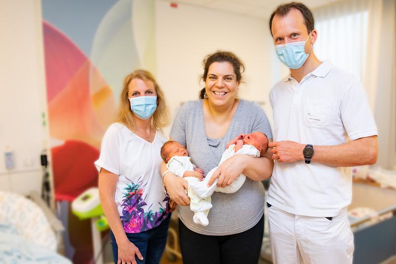 Hebamme Nina Meier, Patientin Sina B. mit ihren Zwillingen Elisa und Clara sowie Dr. Rüdiger Klapdor (von links).