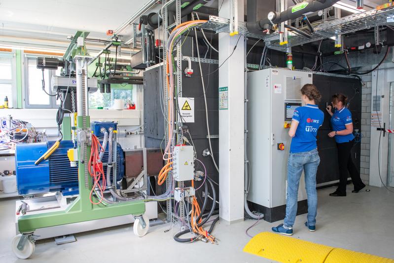 Der neu entwickelte hybride Gesamtantriebsstrang soll an der Universität Ulm in der Testanlage mit klimatisierter Unterdruckkammer (Im Bild) getestet werden