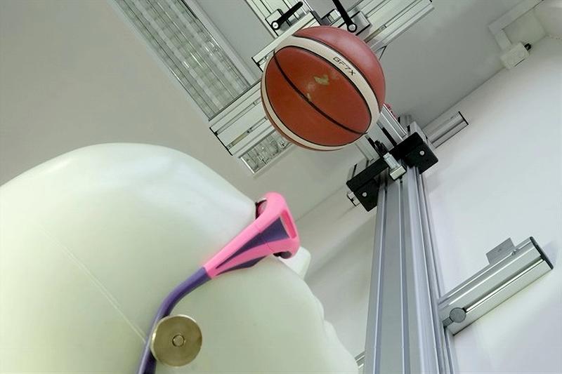 Mit dem Falltest Basketball wird ein direkter Treffer im Gesicht simuliert. Hält die Brille?