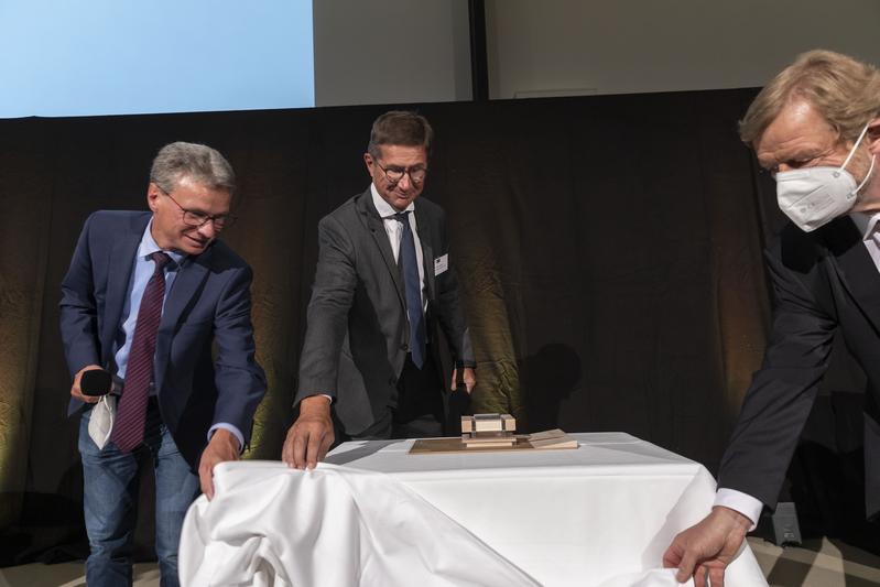 Enthüllten das Modell des Johannes-Kepler-House of International Services (v.li.) Minister Bernd Sibler, Dr. Lothar Koniarski und Prof. Dr. Wolfgang Baier, Präsident der OTH Regensburg. 
