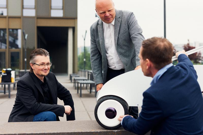 Lukas Gawor vom Center for Entrepreneurship (links) gemeinsam mit den beiden Gründern Ralf Maschmann (Mitte) und Jan Krügermeier von owltec.