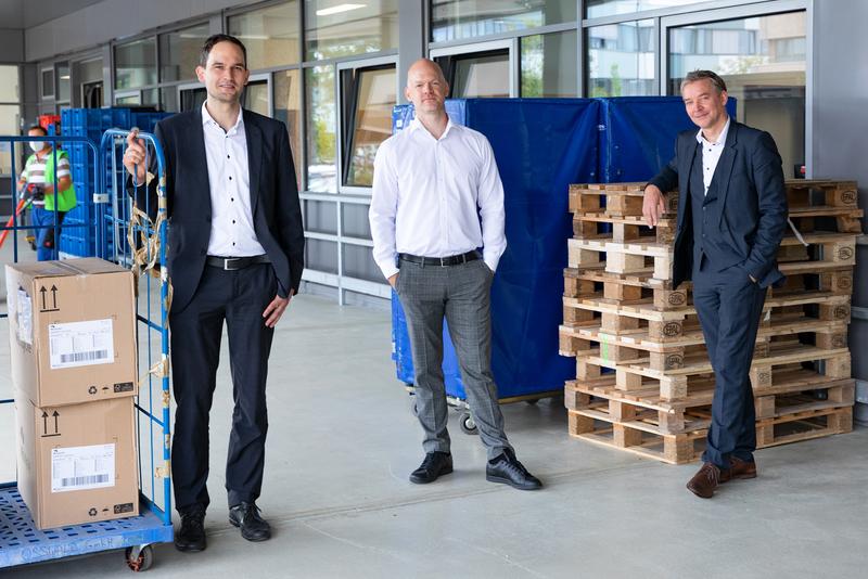On the ramp of the logistics centre: Andreas Kohlhase, Head of Business Unit IV (right) with Ansgar Kruth, Head of Department for Transport and Materials Management (left) and Sören Brauer, Head of Department Reprocessing (centre).