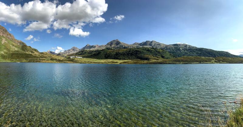 Lago di Cadagno in the southern Swiss Alps is special: Salty springs at the lake bottom prevent mixing, resulting in a stable stratification. The upper meters contain oxygen but little nutrients. The lower layer is anoxic and rich in sulfide.