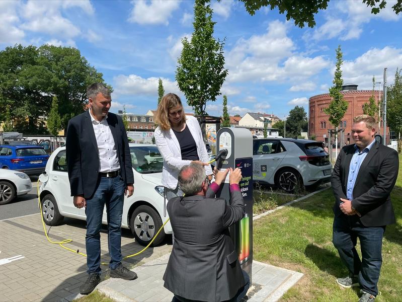 Prof. Mirko Bodach, Zwickaus Oberbürgermeisterin Constance Arndt und WHZ-Mitarbeiter Kevin Steiner (v. l.) schließen ein E-Auto an eine der Projekt-Ladesäulen in Zwickau an.