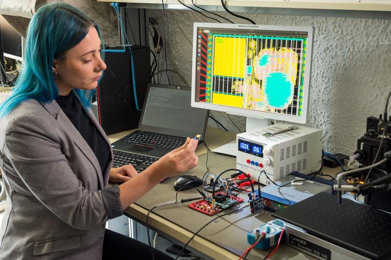 Johanna Baehr vom Lehrstuhl Sicherheit in der Informationstechnik hat mit ihrem Team auf diesem Chip vier Hardware-Trojaner versteckt - Schadfunktionen, die direkt in die Schaltkreise integriert sind.