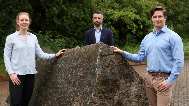 Max Kassera (rechts) arbeitet mit Joëlle Krieg und Ibraheem Barakat an der neuen Software. 