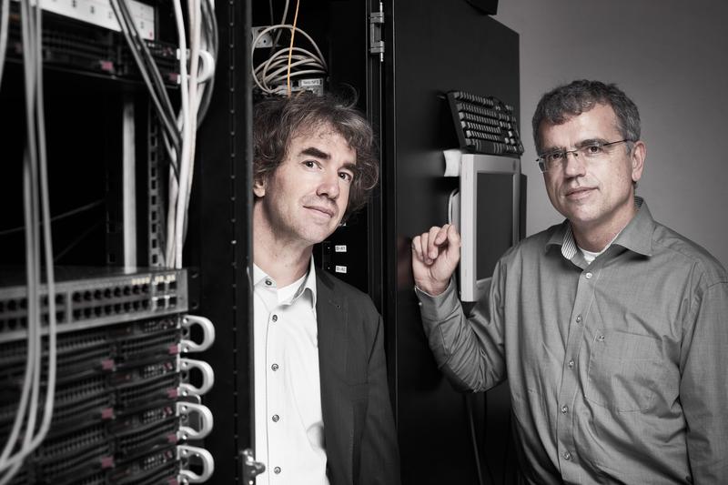 Holger Eichelberger (links) und Klaus Schmid forschen in der Arbeitsgruppe Software Systems Engineering des Instituts für Informatik der Universität Hildesheim.