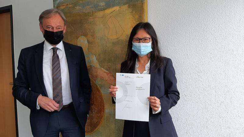 Dr. Shen Xiaomeng mit Hochschulpräsident Hartmut Ihne