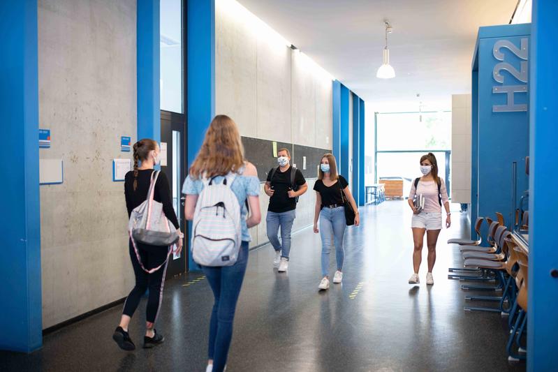 Im Wintersemester kehrt wieder mehr Studierendenleben an der Universität Ulm ein  (Foto aus dem Herbst 2020)