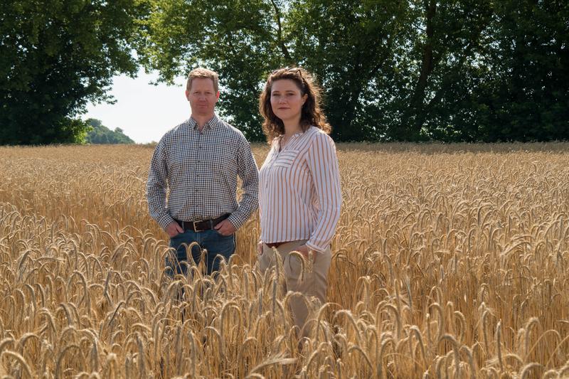 Felix Gerlach (left) is the managing director of Komturei Lietzen, the partner farm of the "patchCROP" landscape laboratory. The scientist Dr. Kathrin Grahmann (right) is coordinating the project at ZALF.