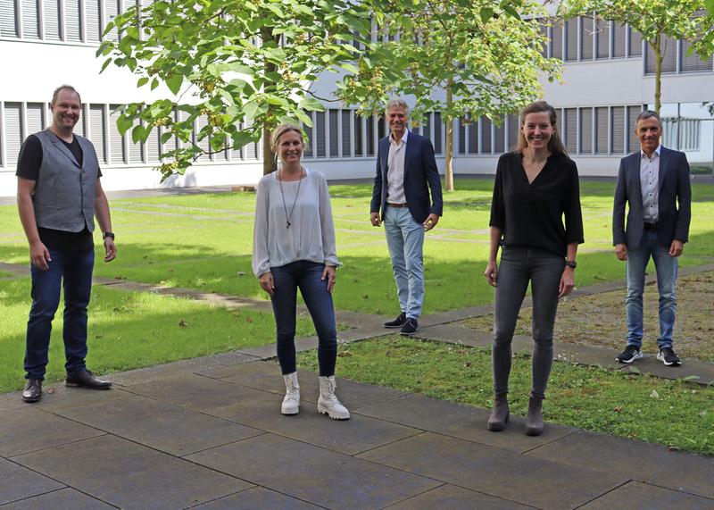 Abgebildet sind von links nach rechts: Marc Rohde (TK), Prof.in Dr.in Eike Quilling, Joachim Schröer (TK), Janna Leimann und Prof. Dr. Sven Dieterich. 