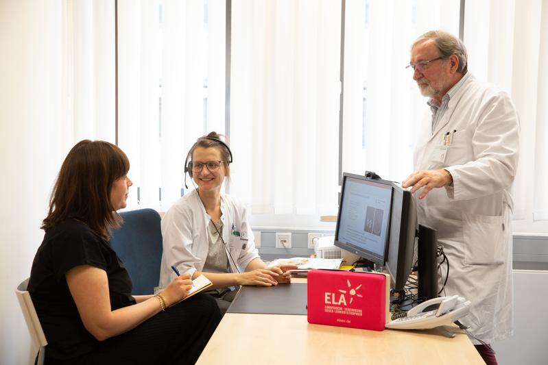 Sie planen und organisieren die individuell abgestimmte Betreuung von Frauen, die an der seltenen Erkrankung X-ALD leiden (v.l.n.r.): Psychologin Lisa Schäfer, Dr. Astrid Unterlauft und Dr. Wolfgang Köhler von der Klinik und Poliklinik für Neurologie. 