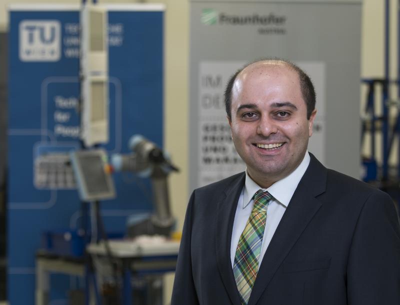 Fazel Ansari in der Pilotfabrik der TU Wien