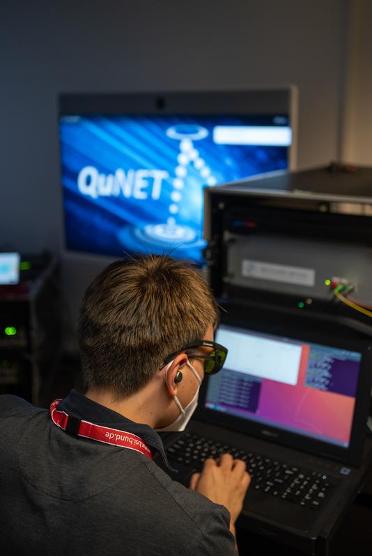 Die vom BMBF geförderte Initiative QuNET entwickelt seit 2019 Systeme zur hochsicheren Quantenkommunikation.