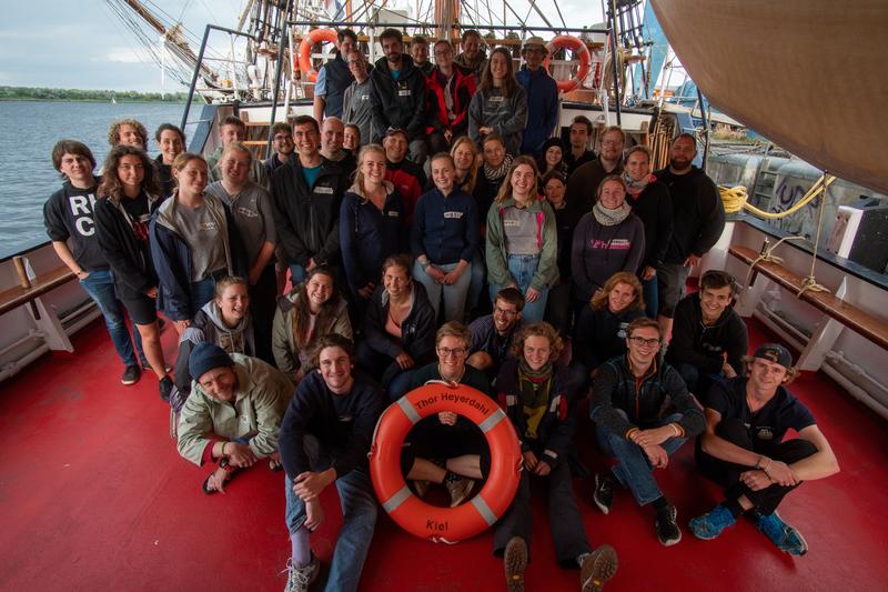 Alle Mann und Frau an Bord: 27 Student*innen und drei Lehrende der Fachhochschule Kiel nehmen erstmals am interdisziplinären Projekt „Studieren unter Segeln“ teil. Mit an Bord sind 16 Crewmitglieder des Traditionsseglers Thor Heyerdahl. 