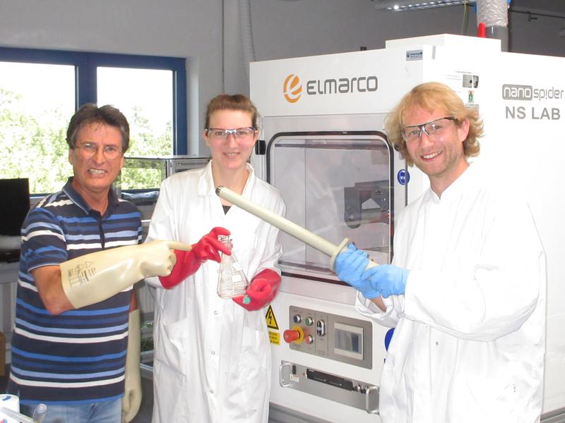 In the electrospinning lab at Landshut University of Applied Sciences (from left): Prof. Dr. Karl-Heinz Pettinger with Viktoria Peterbauer (IntelliSpin project) and Hans-Konrad Weber (SpinnAP project)