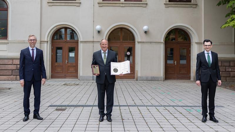 Prof. Dr. Michael Gehde erhielt den „Evgeny-Paton-Preis“ für sein wissenschaftliches Lebenswerk. Es gratulierten der Rektor der TU, Prof. Dr. Gerd Strohmeier (re.), sowie Prof. Dr. Thomas Lampke, Dekan der Fakultät für Maschinenbau.