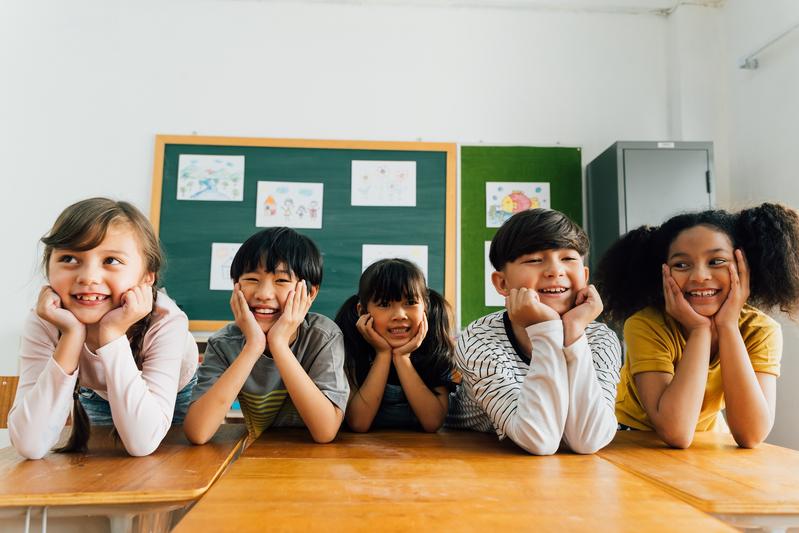 Schülerinnen und Schüler befreundeten sich deutlich häufiger miteinander, wenn sie nebeneinander saßen.