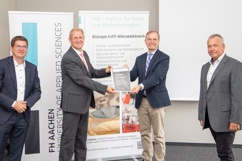 Der Parlamentarische Staatssekretär im Bundesministerium für Bildung und Forschung, Thomas Rachel (2.v.r.) übergibt Prof. Dr. Michael J. Schöning (2.v.l.), Leiter des Instituts für Nano- und Biotechnologien, den Förderbescheid für das Projekt "ARENA". 