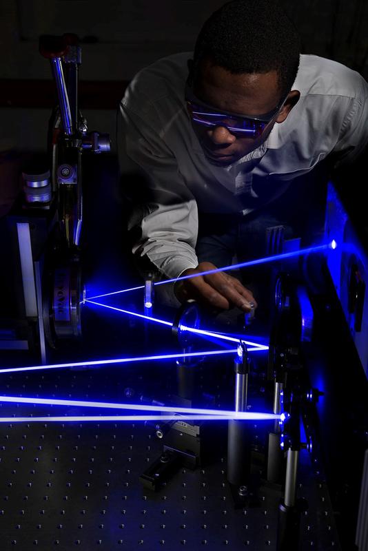 Der Physiker Dr. Hilary Masenda führte im Labor von Professor Dr. Martin Koch Laserexperimente an TMD-Monolagen durch. 