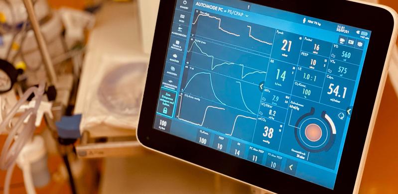 Beatmungsgeräte sind unerlässlich für die Behandlung schwerer Fälle von COVID-19, jetzt kommt eine medikamentöse Unterstützung in Sicht.