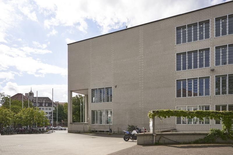 Zu den Spielstätten des Light Festival Karlsruhe gehört die unweit von Adenauerring und Durlacher Tor gelegene Nordfassade der KIT-Bibliothek (Foto: Amadeus Bramsiepe, KIT) 