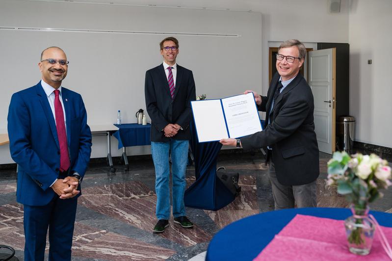 Übergabe der Urkunde an Prof. Dr. Mogens Brøndsted Nielsen (rechts) durch Prof. Dr. Joybrato Mukherjee (links) im Beisein von Prof. Dr. Hermann A. Wegner (Mitte).