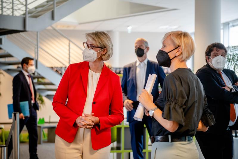 Bundesministerin Anja Karliczek bekommt am Bochumer Forschungs- und Behandlungszentrum für psychische Gesundheit Eindrücke aus erster Hand, hier mit Direktorin Silvia Schneider (rechts)