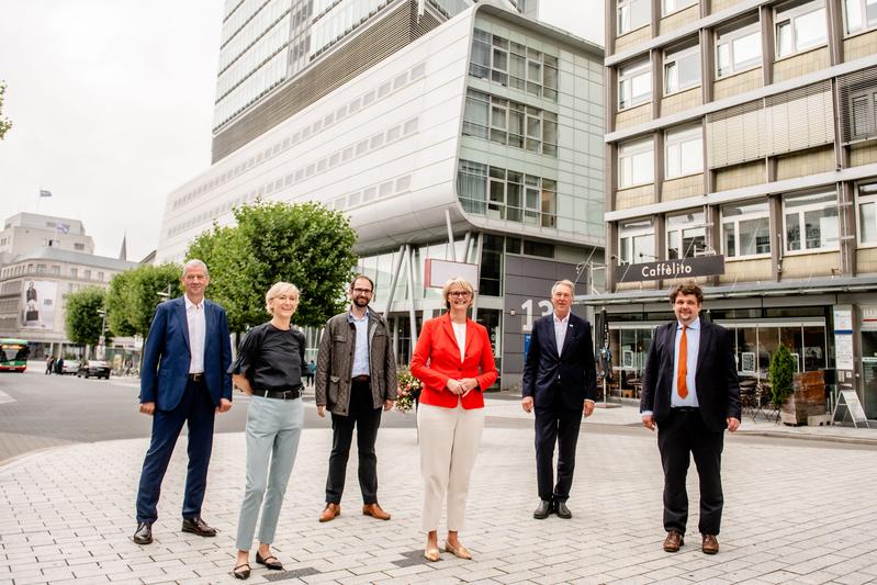 Vor dem Bochumer Fenster (von links): Jürgen Margraf, Silvia Schneider, Fabian Schütz (Kreisvorsitzender der CDU Bochum), Ministerin Anja Kaliczek, Rektor Axel Schölmerich, Dennis Radtke (Europaabgeordneter der CDU)