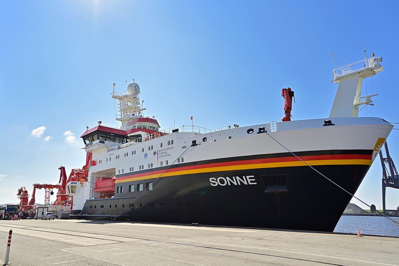 Forschungsschiff SONNE im Hafen von Emden