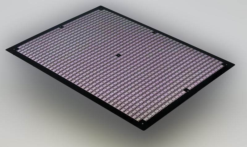 Erste Ergebnisse des PLC 2.0: Vollständig bestücktes Panel mit eingebetteten Chips 