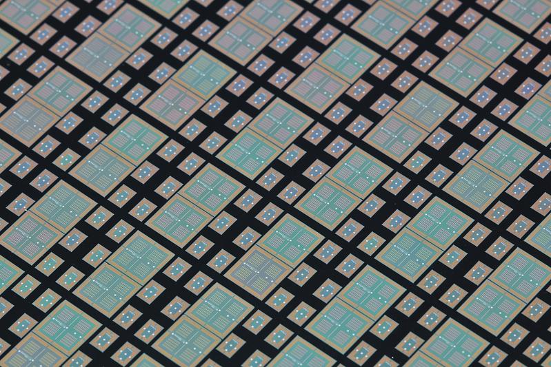 Erste Ergebnisse des PLC 2.0: Vollständig bestücktes Panel mit eingebetteten Chips (Details) 